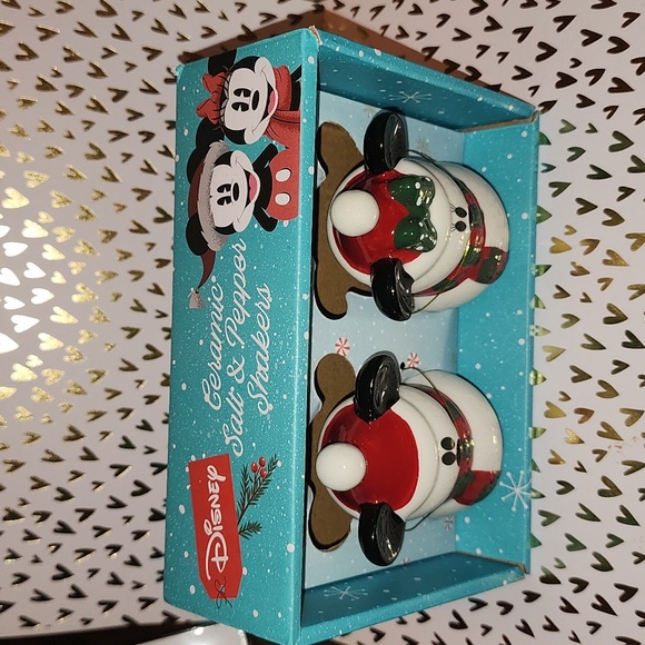 Brand new Disney Mickey and Minnie Snowman Salt and Pepper Shaker Set - Picture 3 of 6